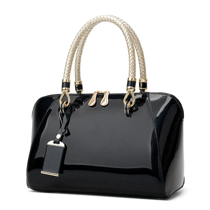 Audrey  Glnzende Schultertasche aus veganem Leder
